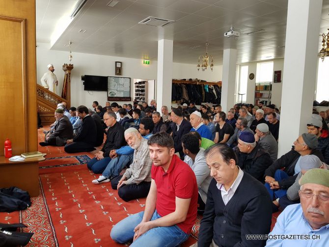 TATİL MÜSLÜMANLARA YARADI: CAMİLER DOLDU TAŞTI 10
