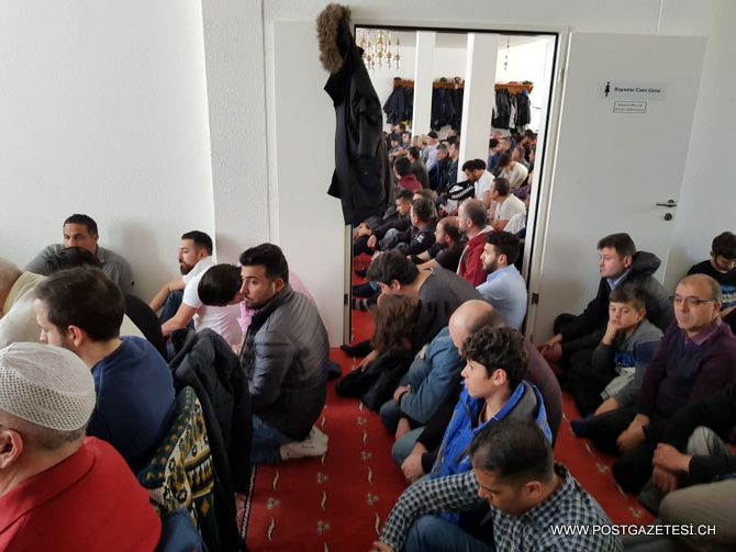 TATİL MÜSLÜMANLARA YARADI: CAMİLER DOLDU TAŞTI 5