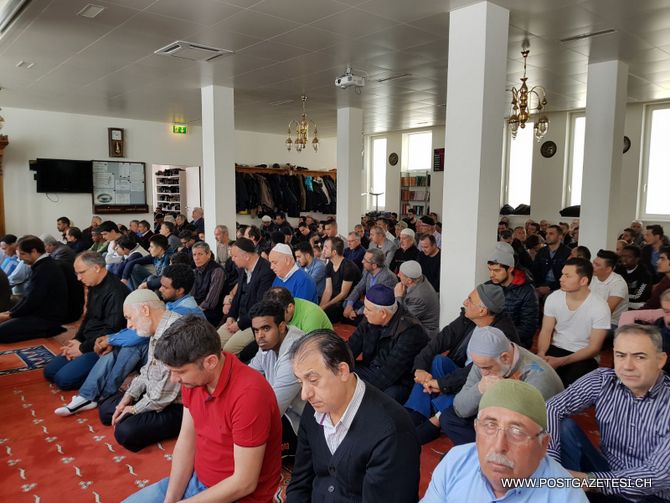 TATİL MÜSLÜMANLARA YARADI: CAMİLER DOLDU TAŞTI 8