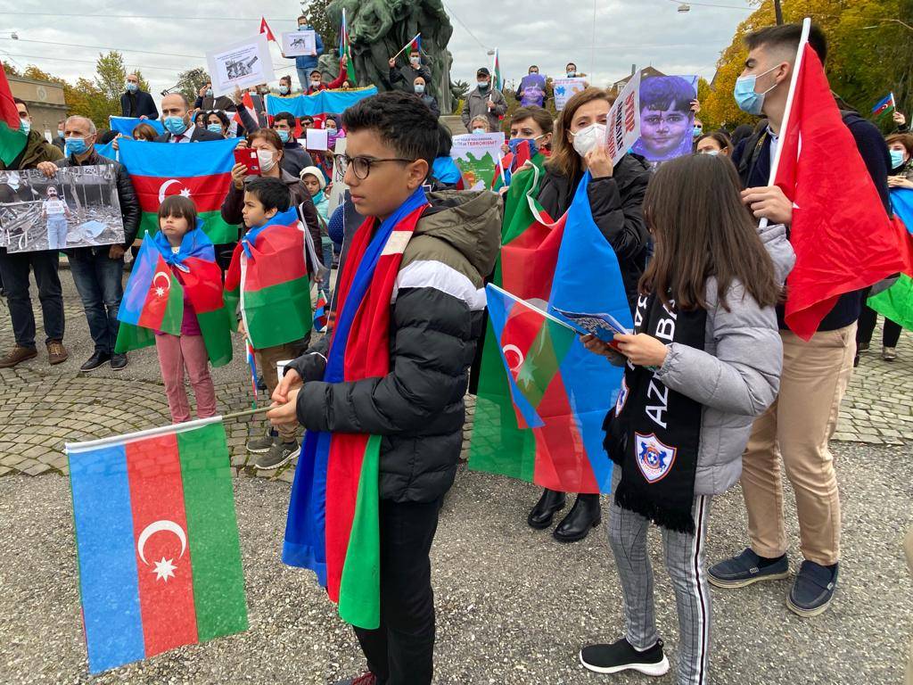 Ermenilerin sivil katliamları Bern'de protesto edildi 6