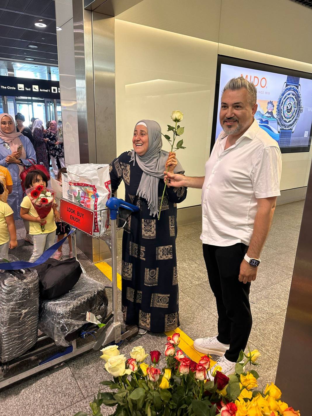 -Hacılarımız güllerle karşılandı