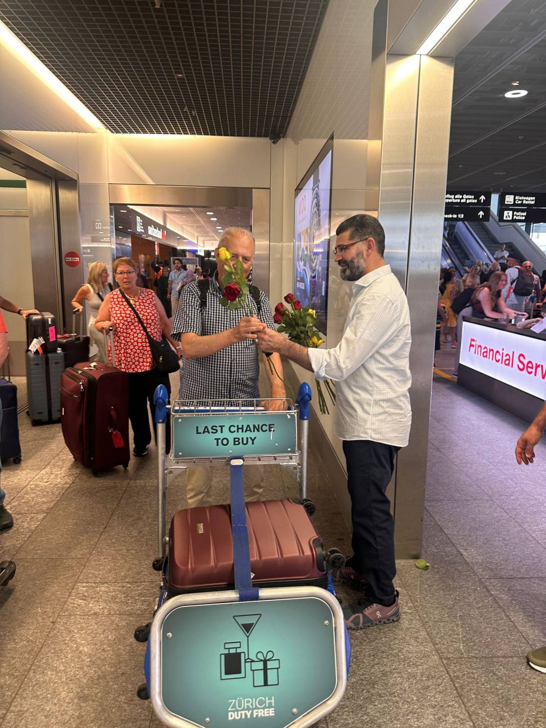 -Hacılarımız güllerle karşılandı