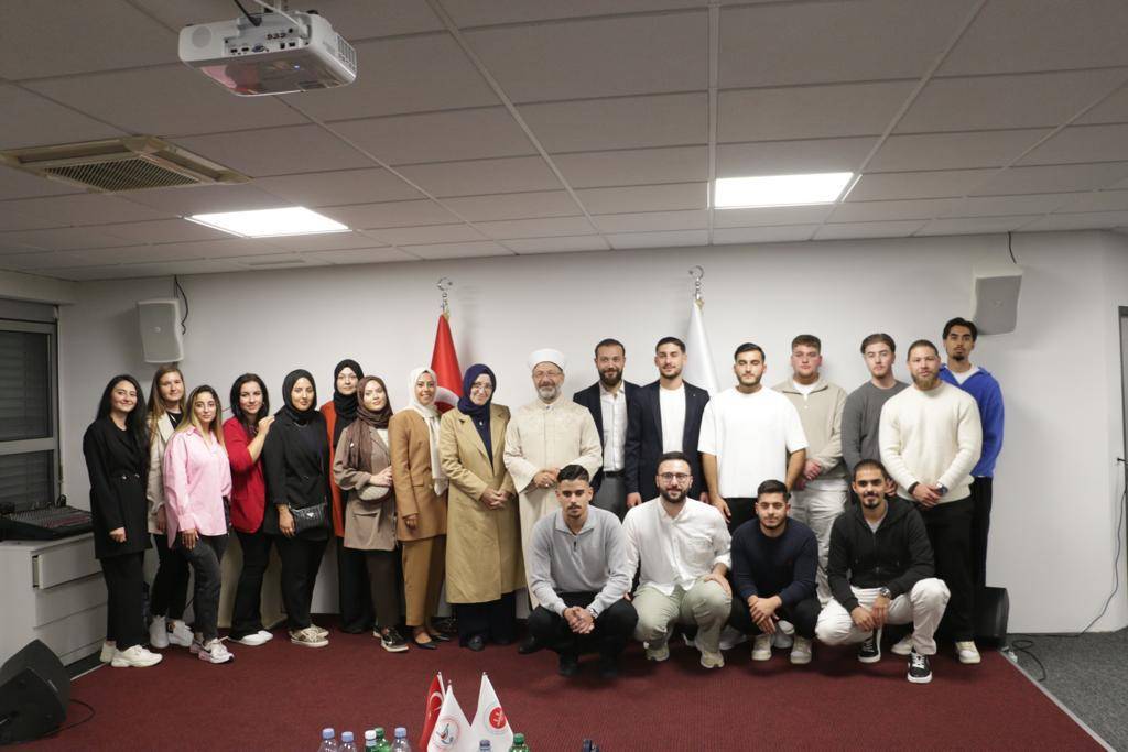 Prof. Erbaş, gençlerle buluştu 4