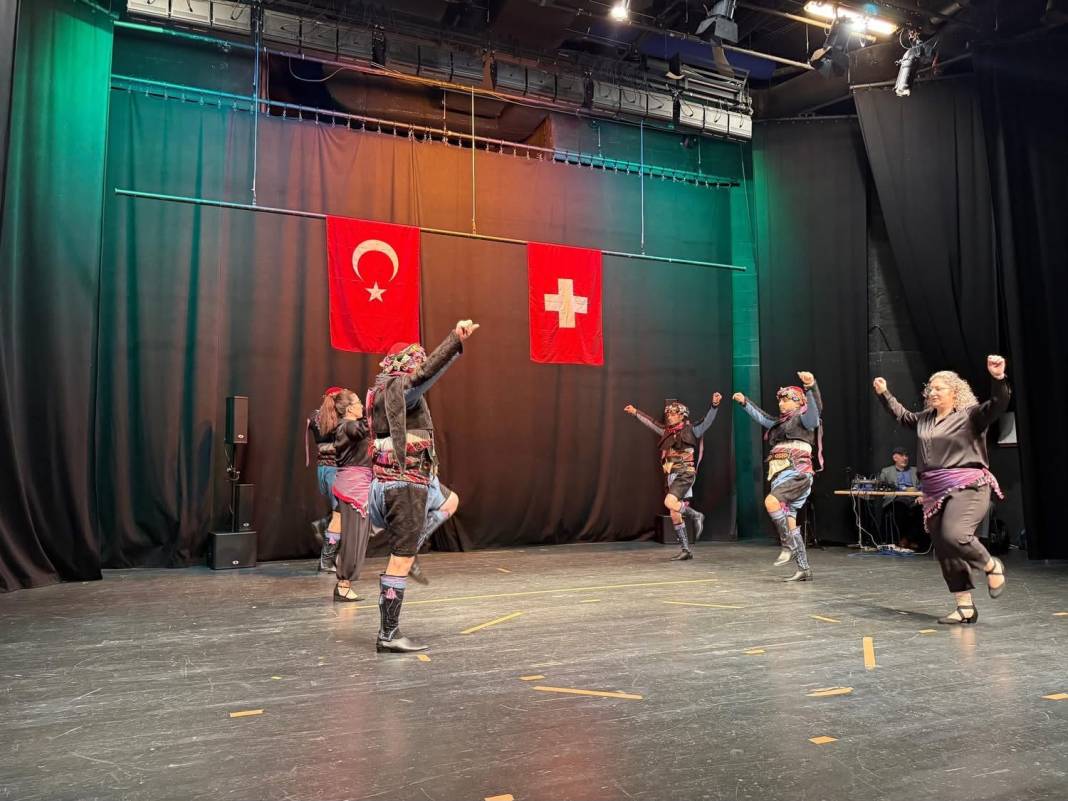 İsviçre’de 23 Nisan Coşkusu: Türk Çocuklarından Renkli Gösteriler 6