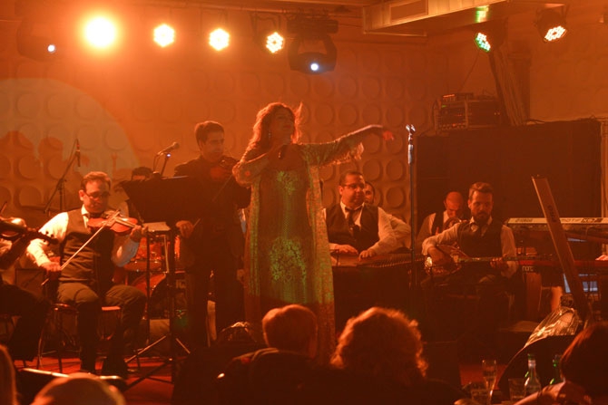 Sibel Can mest etti 60