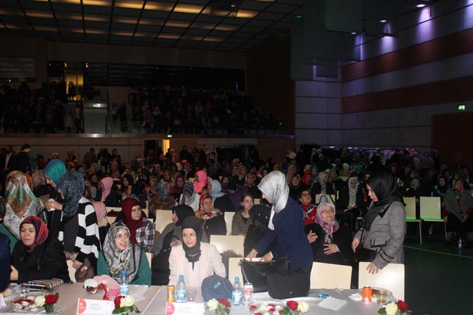 Kur’an ve Peygamber sevdalıları Dietikon Stadthalle’ye akın etti 12