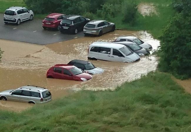 İSVİÇRE’DE ŞİDDETLİ YAĞIŞLAR HAYATI FELÇ ETTİ 11
