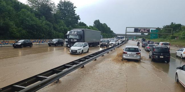 İSVİÇRE’DE ŞİDDETLİ YAĞIŞLAR HAYATI FELÇ ETTİ 14