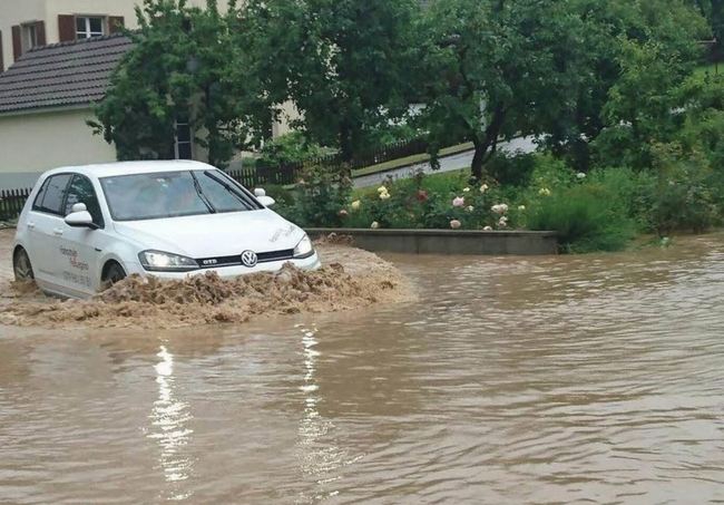İSVİÇRE’DE ŞİDDETLİ YAĞIŞLAR HAYATI FELÇ ETTİ 4