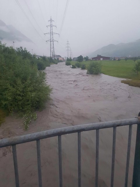 ŞİDDETLİ YAĞMURLAR SEL VE SU BASKINLARINA YOL AÇTI 11