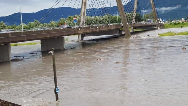 ŞİDDETLİ YAĞMURLAR SEL VE SU BASKINLARINA YOL AÇTI 12