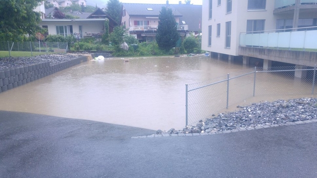 ŞİDDETLİ YAĞMURLAR SEL VE SU BASKINLARINA YOL AÇTI 14