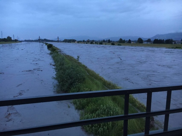 ŞİDDETLİ YAĞMURLAR SEL VE SU BASKINLARINA YOL AÇTI 4
