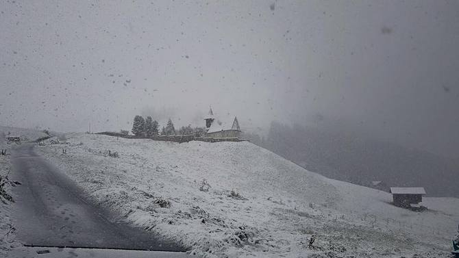 BURASI İSVİÇRE: YAZIN ORTASINDA KAR YAĞDI! 1