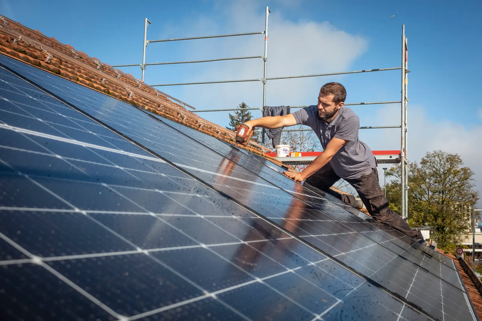 Dünyanın İlk Endüstriyel Güneş Enerjisi Yakıt Tesisi Açıldı