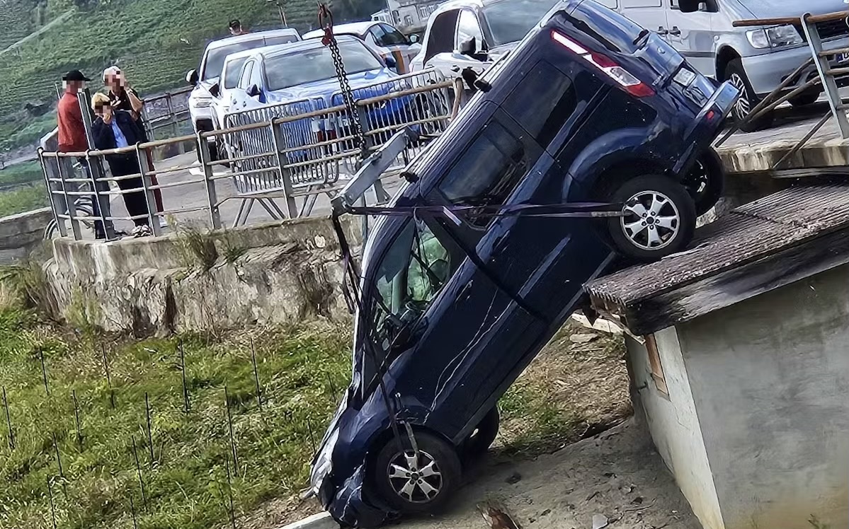 Waadt’ta Araba Üzüm Bağlarının Üzerine Düştü