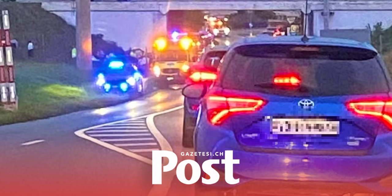 Köprüden düşen otomobil kanton yoluna düştü