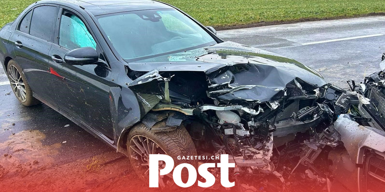 Acemi Sürücü Sollamada Kafa Kafaya Çarpıştı