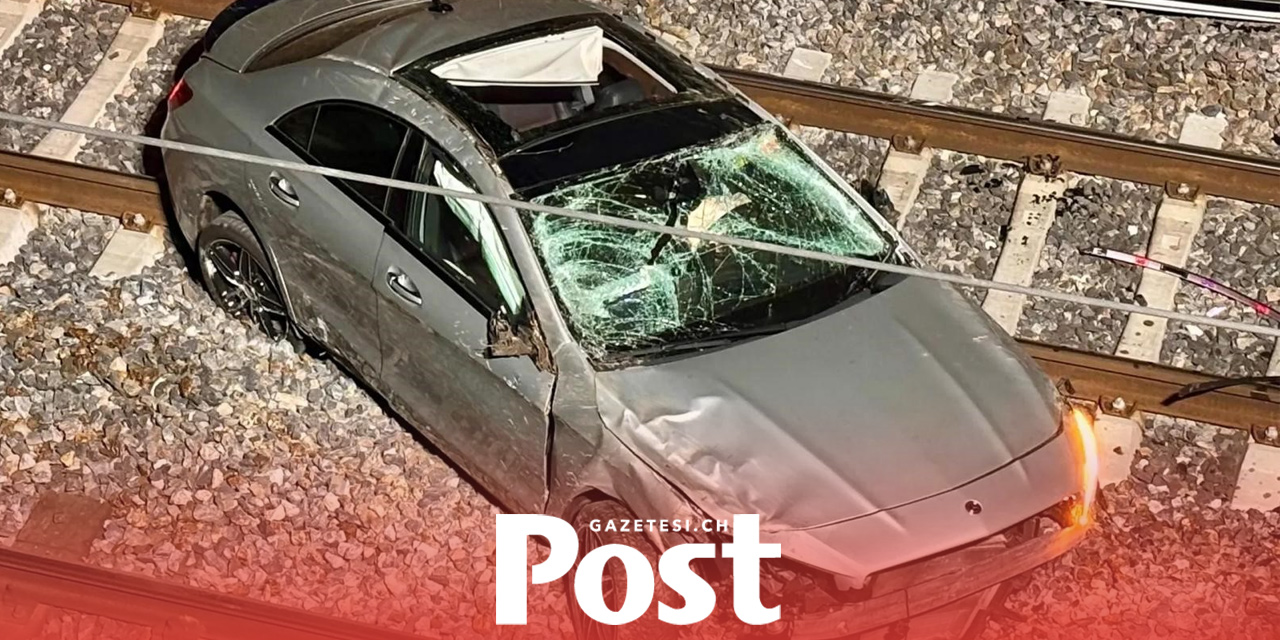 Zürih’te korkutan kaza: Mercedes raylara savruldu