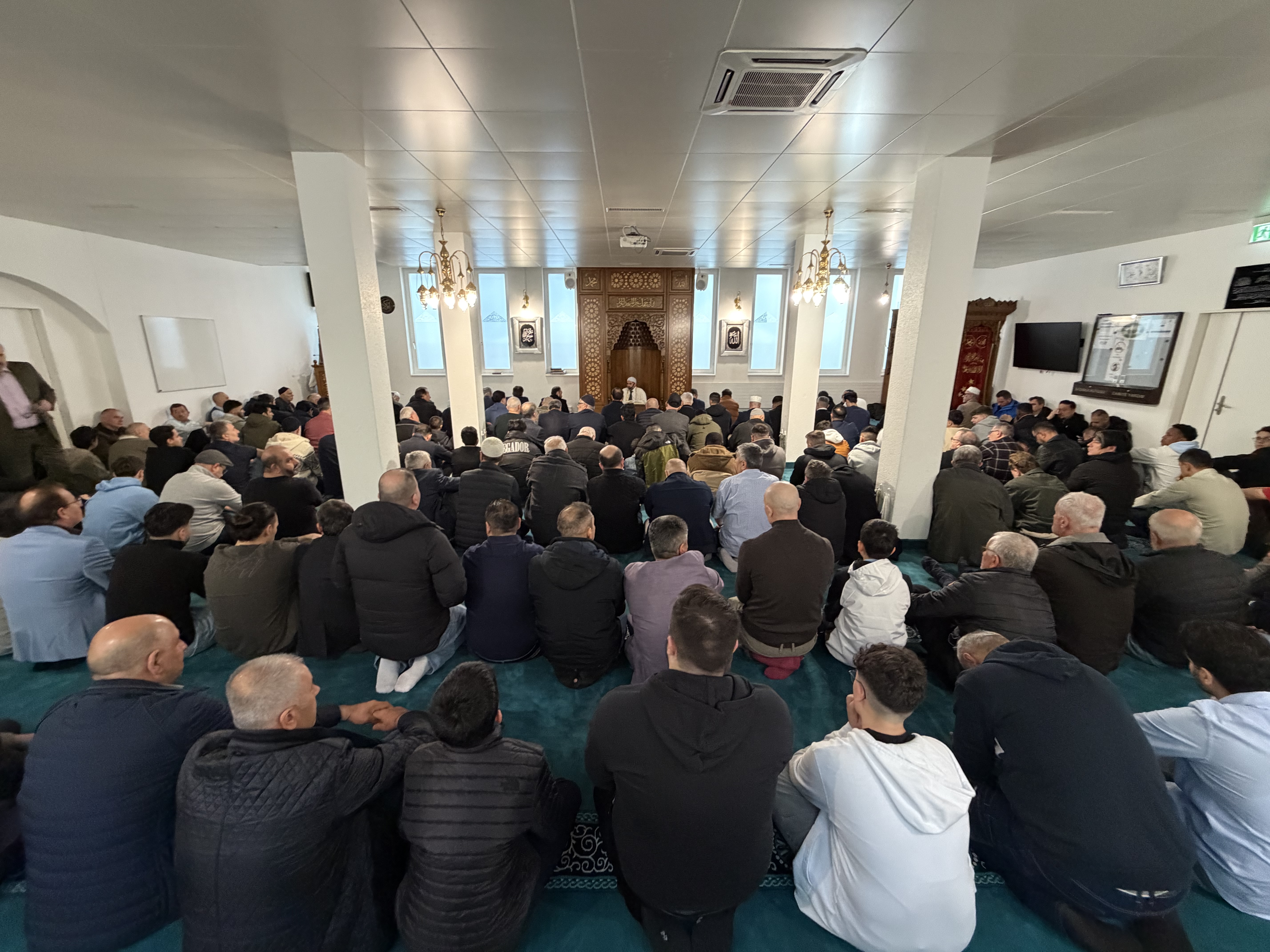 Zürih’te Bayram Sabahı: Camiler Taştı