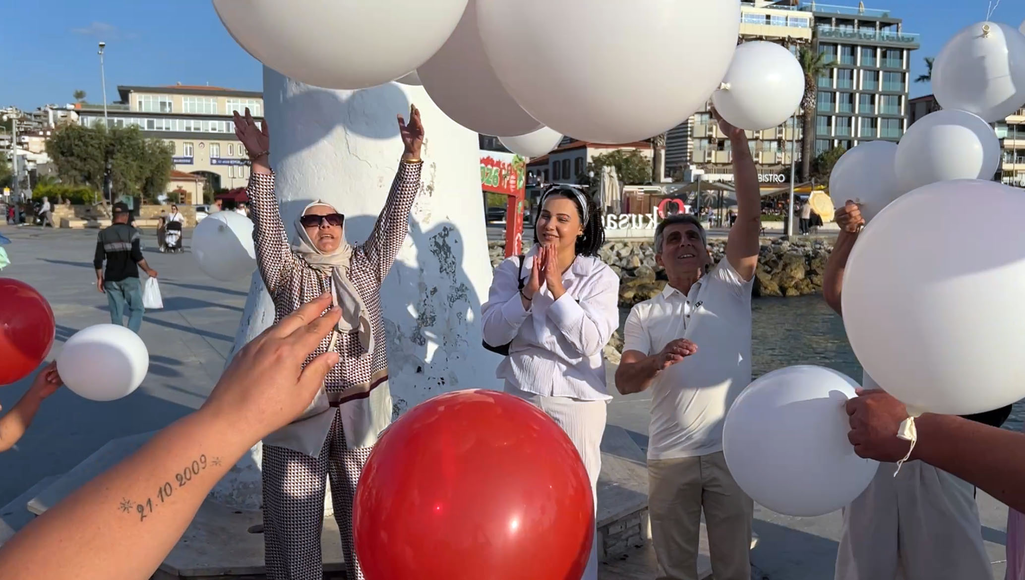 Aydın'da lösemiyi yenen genç doktor için gökyüzüne balon bırakıldı