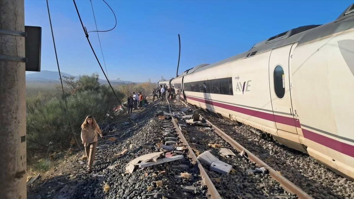 aa-20261028-42888713-42888710-ispanyada-hizli-tren-kazasinda-cok-sayida-yarali-oldugu-bildirildi.jpg