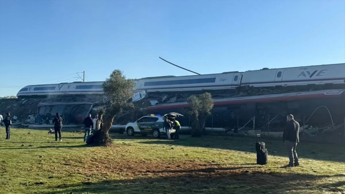 aa-20261028-42888713-42888711-ispanyada-hizli-tren-kazasinda-cok-sayida-yarali-oldugu-bildirildi.jpg