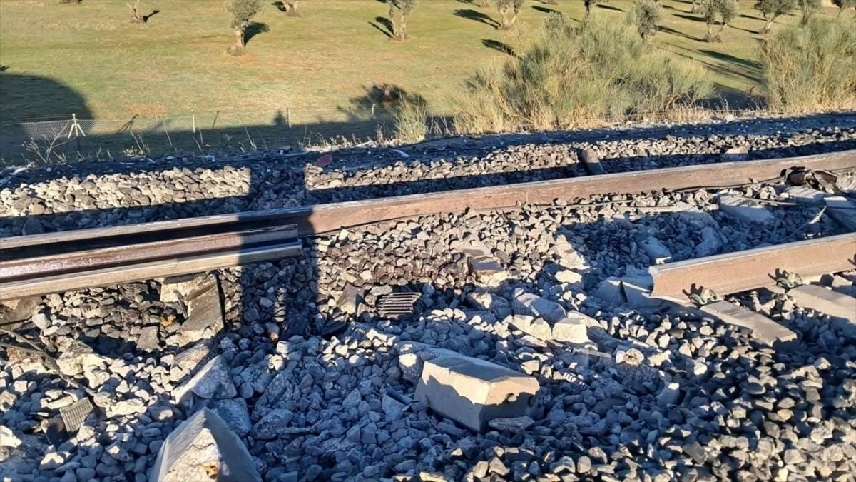 aa-20261028-42888713-42888712-ispanyada-hizli-tren-kazasinda-cok-sayida-yarali-oldugu-bildirildi.jpg