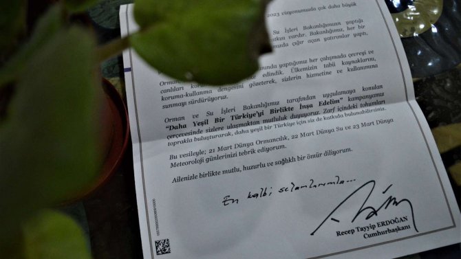 Cumhurbaşkanı Erdoğan’a ait imzanın ise, Türkiye’deki seçimlerden önce İsviçre’deki bazı vatandaşlara gönderdildiği iddia edilen Türkce mektuptan alıntı.